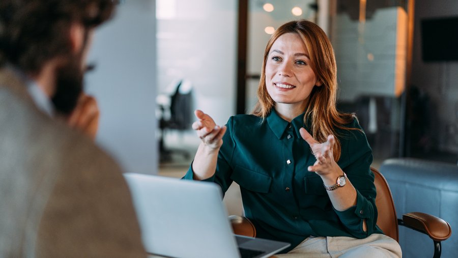 Conversa tributária em escritório corporativo
