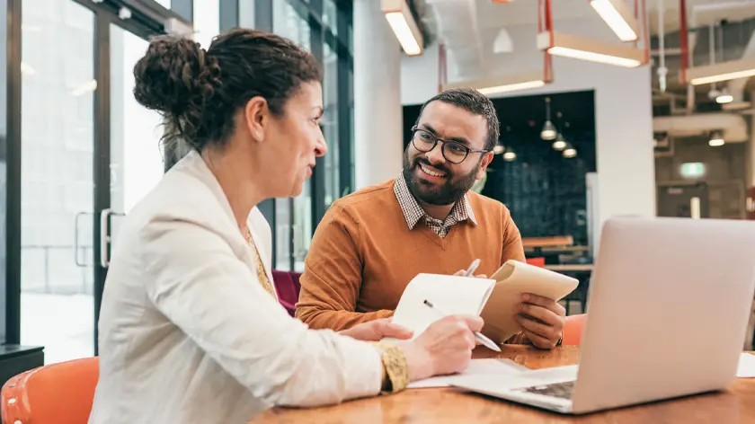 Empresário revisando planejamento financeiro com um especialista